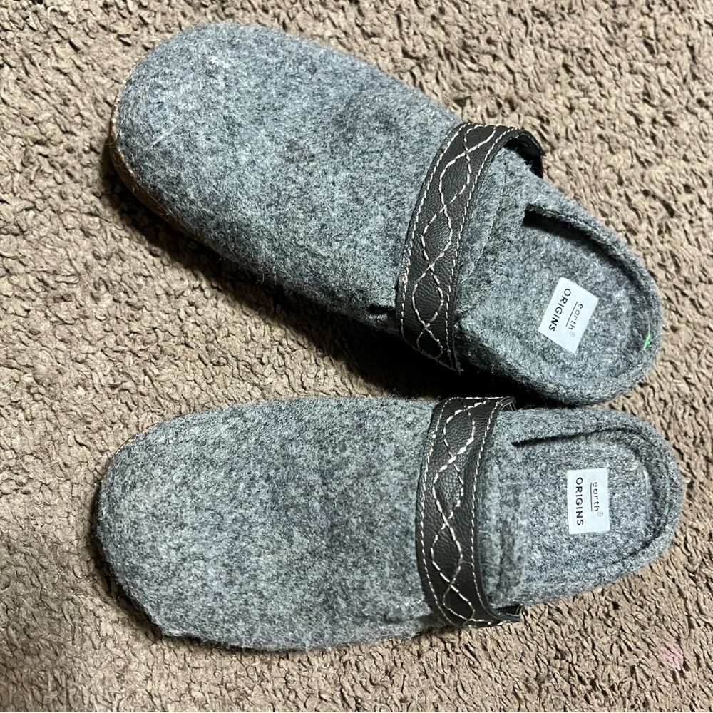Earth Gray Felt Slippers with Black Strap